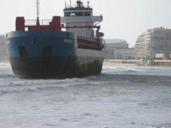 Un cargo échoué sur la plage des Sables d'Olonne