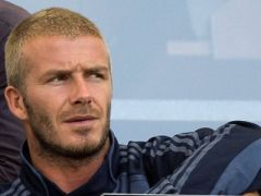 David Beckham drague lors d'un match en Corée