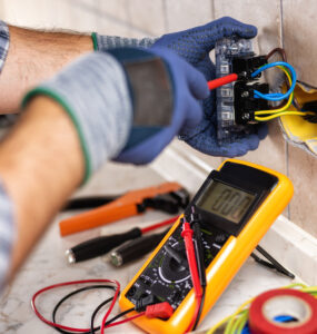 comment-choisir-artisan-electricien-qualifie-travaux-maison