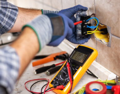 comment-choisir-artisan-electricien-qualifie-travaux-maison